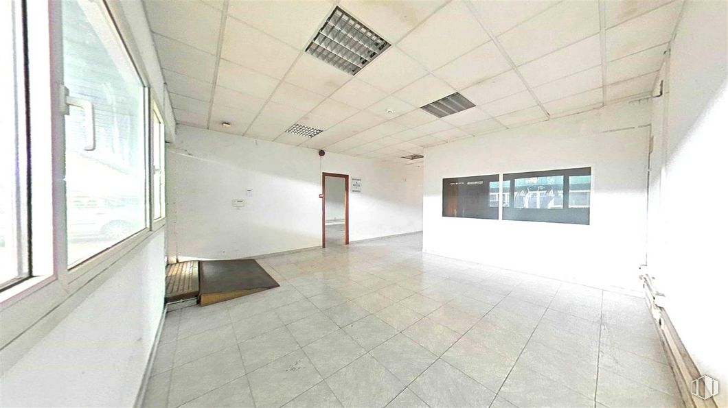 Office for sale at Calle Francisco Aritio, Guadalajara, 19004 with light fixture, window, fixture, hall, flooring, floor, building, ceiling, composite material and glass around