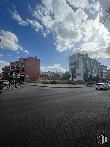 Suelo en venta en Casco histórico, Villa de Vallecas, Madrid, 28031 con edificio, nube, cielo, superficie de la carretera, asfalto, diseño urbano, zona residencial, bloque de pisos, cúmulo y barrio alrededor