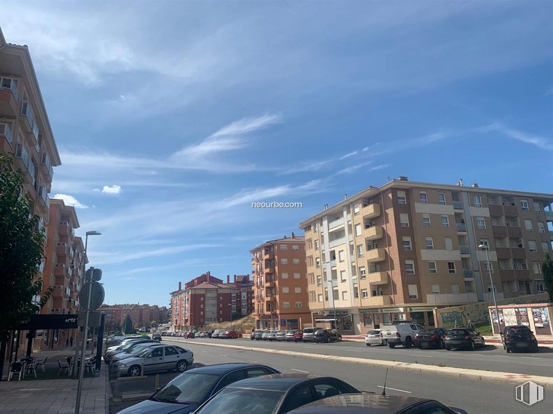 Retail for rent at Barrio de la Universidad, Ávila, 05003 with car, building, cloud, sky, daytime, vehicle, window, street light, infrastructure and wheel around