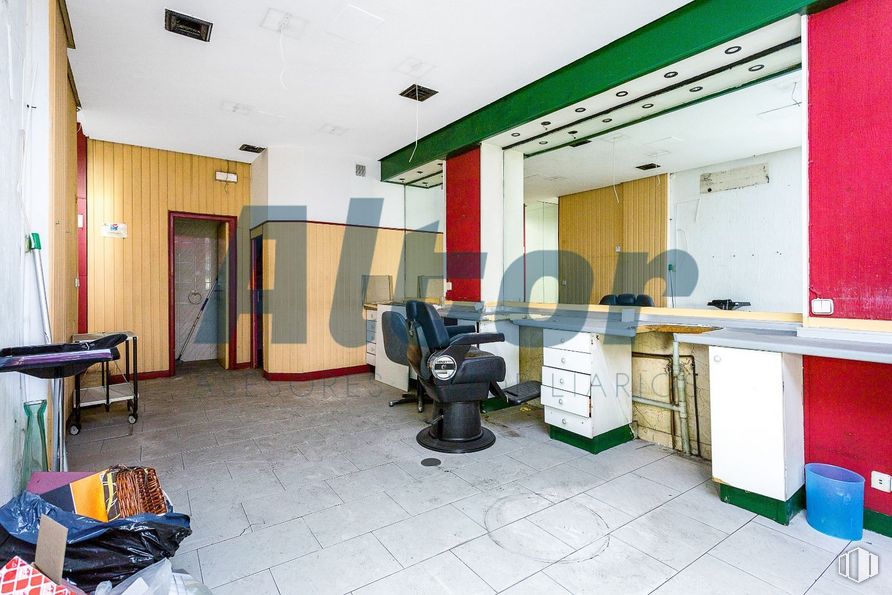 Local en venta en Calle Marqués Urquijo, Moncloa - Aravaca, Madrid, 28008 con silla, equipaje y bolsos, propiedad, edificio, diseño de interiores, ebanistería, arquitectura, piso, suelo y pared alrededor