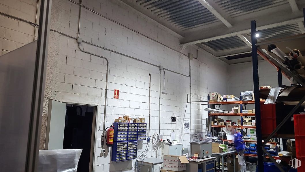 Industrial for sale at Calle Valle de Tobalina, Villaverde, Madrid, 28021 with person, interior design, lighting, floor, shelf, building, shelving, flooring, door and eyewear around