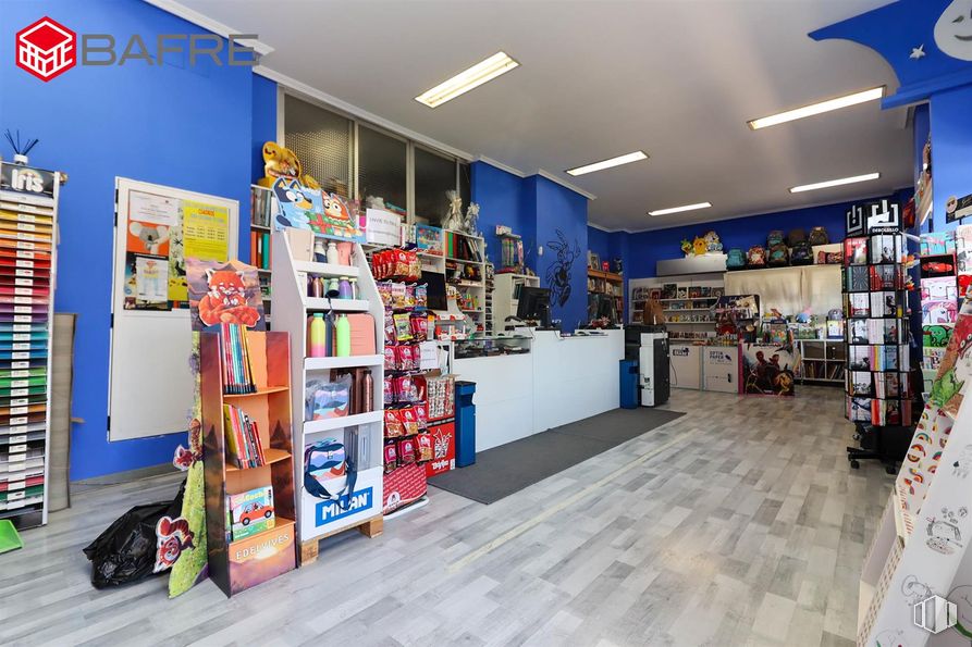 Retail for sale & for rent at Casco urbano, Fuenlabrada, Madrid, 28945 with shelf, building, shelving, publication, interior design, floor, flooring, retail, trade and customer around