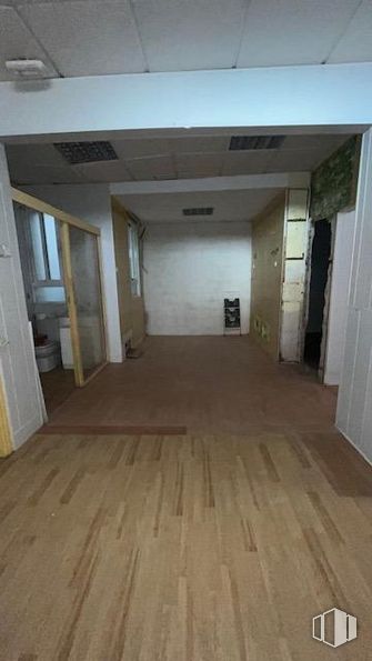 Office for rent at Calle Cavanilles, Retiro, Madrid, 28007 with fixture, building, wood, door, flooring, floor, wood stain, hall, hardwood and plank around