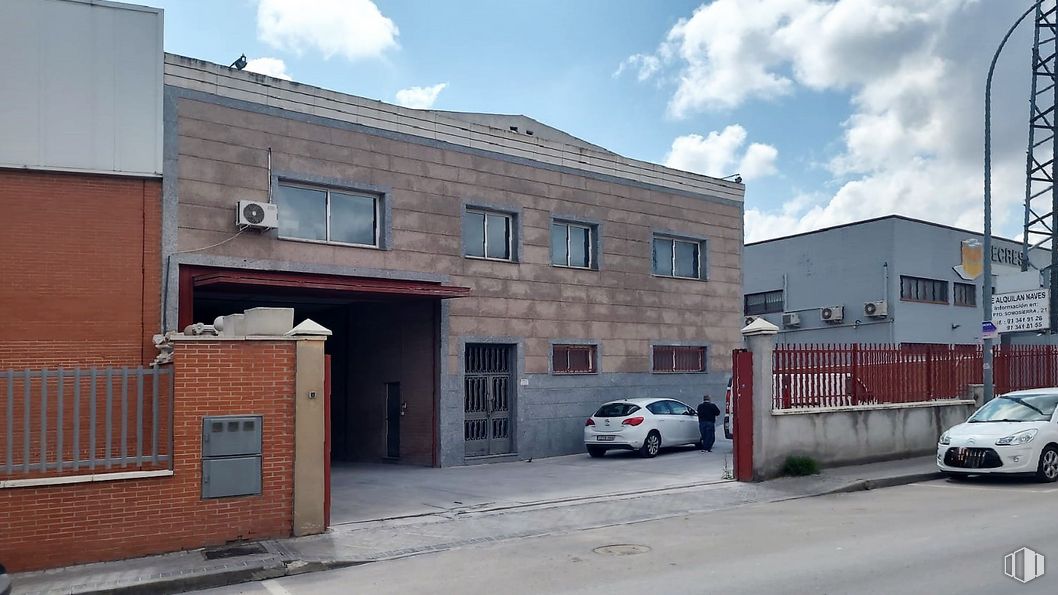 Industrial for sale at Polígono industrial Prado Overa, Leganés, Madrid, 28914 with car, window, building, automotive parking light, cloud, sky, vehicle, wheel, neighbourhood and residential area around