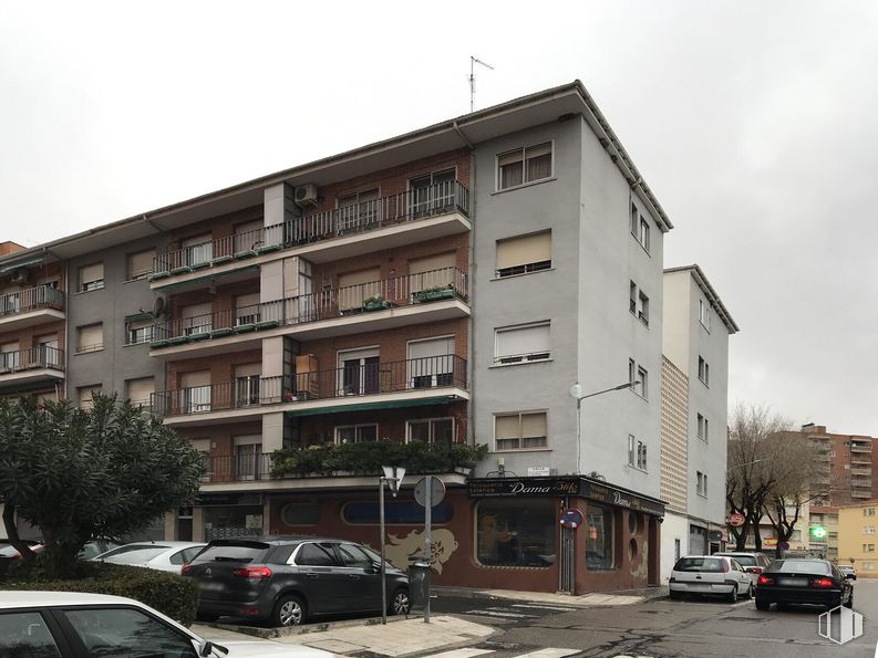 Retail for sale at Calle Doctor Layna Serrano, 28, Guadalajara, 19002 with car, building, window, sky, wheel, tire, vehicle, cloud, urban design and condominium around