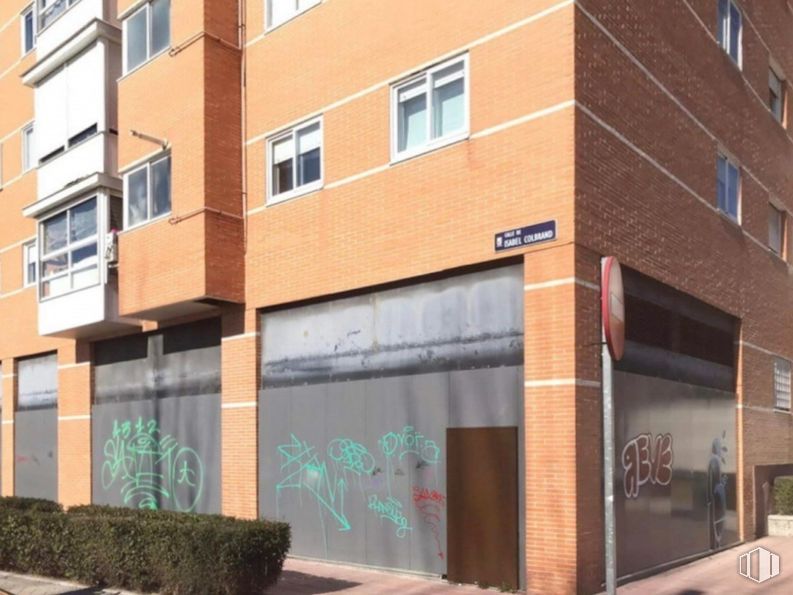 Local en venta en Calle Isabel Colbrand, 16, Fuencarral - El Pardo, Madrid, 28050 con ventana, edificio, planta, arquitectura, diseño urbano, fachada, zona residencial, casa, inmobiliario y edificio comercial alrededor