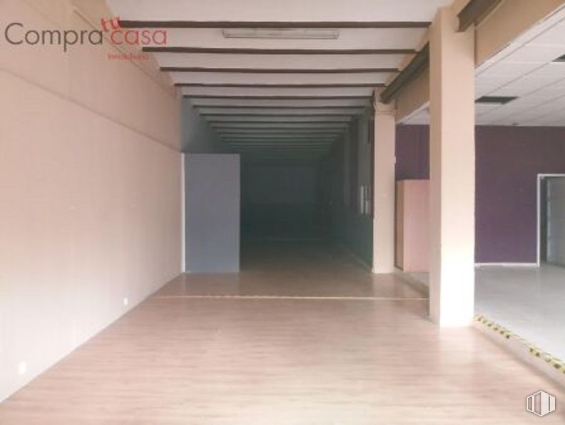 Retail for sale at Avenida Vía Roma, Segovia, 40003 with wood, hall, interior design, flooring, floor, hardwood, concrete, fixture, composite material and ceiling around