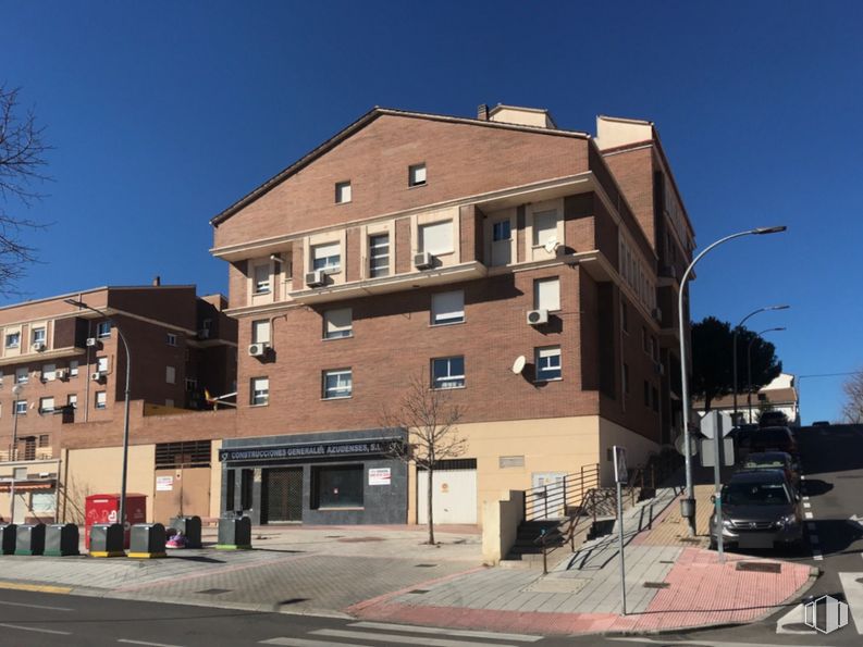 Local en venta en Calle San Miguel, Azuqueca de Henares, Guadalajara, 19200 con coche, luz de la calle, edificio, cielo, ventana, diseño urbano, condominio, árbol, superficie de carretera y área residencial alrededor