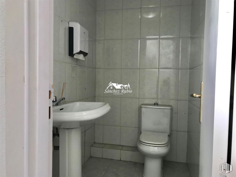 Oficina en alquiler en Avenida Valladolid, Torrelodones, Madrid, 28250 con inodoro, fregadero, grifo, cuarto de baño, morado, lavabo, negro, edificio, accesorios de fontanería y accesorio alrededor