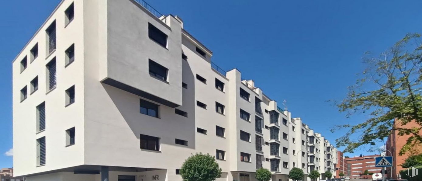 Retail for sale at Los Valles - Sanz Vázquez - El Fuerte, Guadalajara, 19005 with building, sky, window, tree, urban design, architecture, plant, tower block, condominium and residential area around