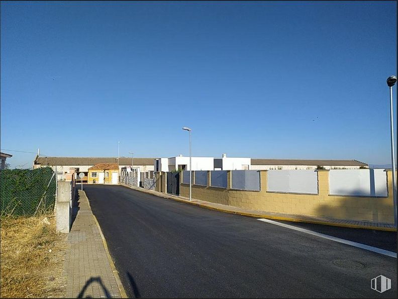 Land for sale at Calle Amarillo Jazmín, 99, El Casar, Guadalajara, 19170 with sky, road surface, asphalt, rectangle, street light, shade, building, thoroughfare, horizon and road around