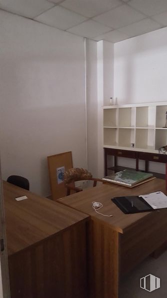 Retail for sale at Calle Cerrillo San Roque, Talavera de la Reina, Toledo, 45600 with desk, furniture, wood, flooring, floor, interior design, table, chair, wood stain and office equipment around