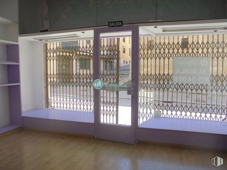 Retail for rent at Zona Universidad, Segovia, 40005 with door, building, wood, fence, fixture, rectangle, floor, flooring, hardwood and glass around