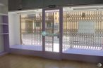 Retail for rent at Zona Universidad, Segovia, 40005 with door, building, wood, fence, fixture, rectangle, floor, flooring, hardwood and glass around