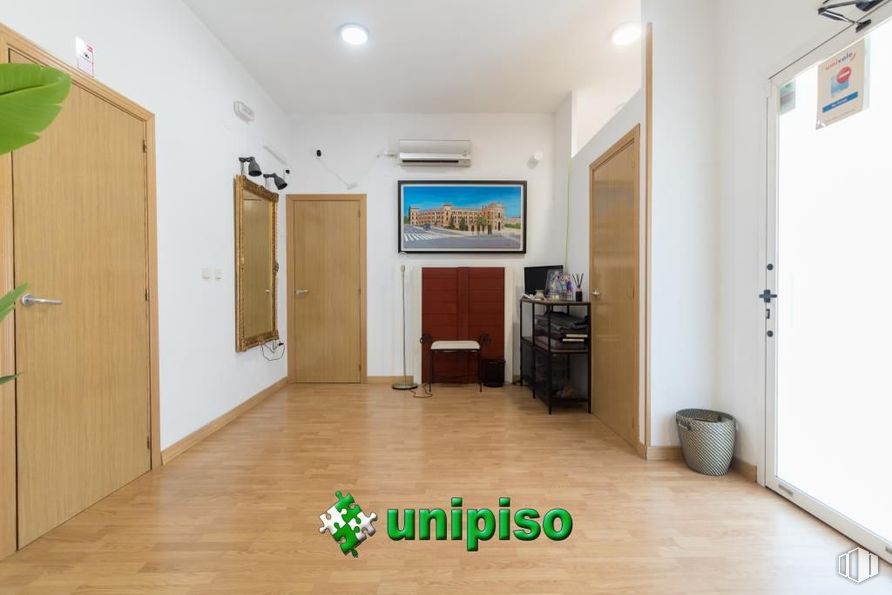 Retail for sale at Zona centro, Leganés, Madrid, 28911 with door, property, green, fixture, wood, interior design, floor, flooring, hall and real estate around