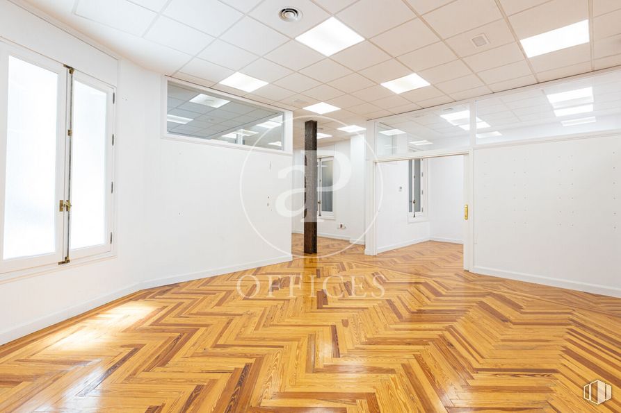 Oficina en alquiler en Calle Alcalá, Retiro, Madrid, 28014 con ventana, lámpara, alumbrado, propiedad, accesorio, madera, interiorismo, hall, suelos y suelo alrededor