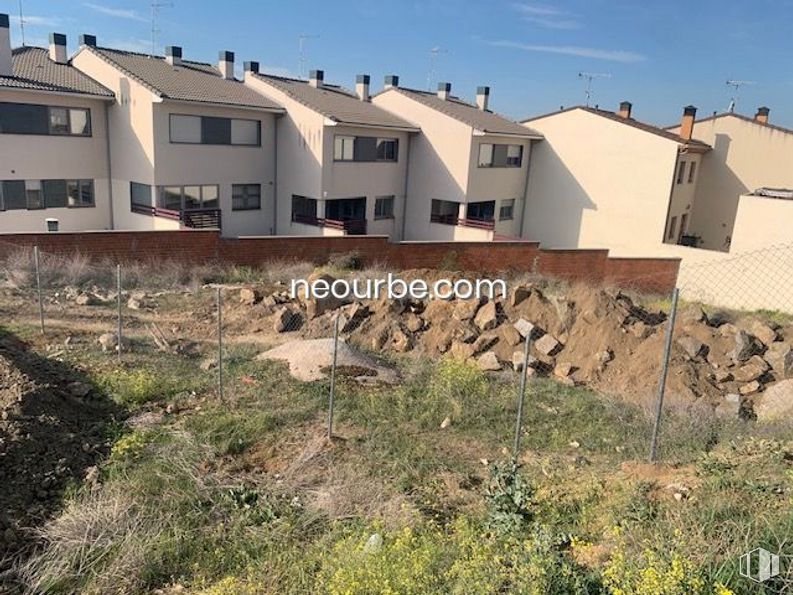 Suelo en venta en Calle Reino Unido, Ávila, 05004 con ventana, cielo, planta, edificio, propiedad, comunidad vegetal, ecorregión, nube, lote de terreno y casa alrededor