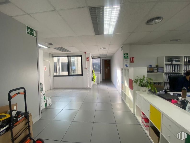 Oficina en alquiler en Calle Pollensa, Las Rozas de Madrid, Madrid, 28230 con ebanistería, persona, edificio, accesorio, interiorismo, suelo, suelos, estante, estantería y estantería alrededor