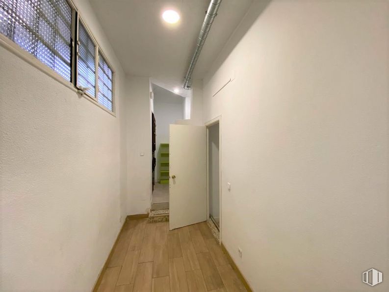 Local en venta en Calle Tribaldos, Hortaleza, Madrid, 28043 con ventana, accesorio, pasillo, madera, edificio, pavimento, techo, madera, apartamento y yeso alrededor