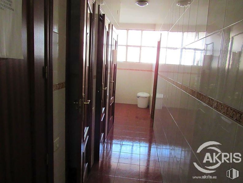 Industrial for sale at Calle Río Torviscal, Toledo, 45007 with door, fixture, building, interior design, wood, floor, flooring, house, tints and shades and glass around