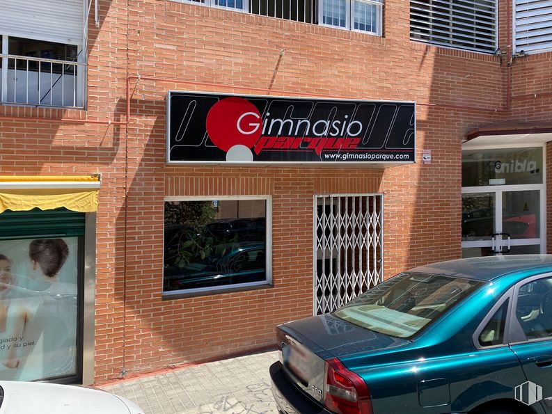 Retail for sale at Cuatro Calles, San Agustín del Guadalix, Madrid, 28750 with car, person, window, automotive parking light, land vehicle, vehicle, property, motor vehicle, automotive lighting and automotive tail & brake light around