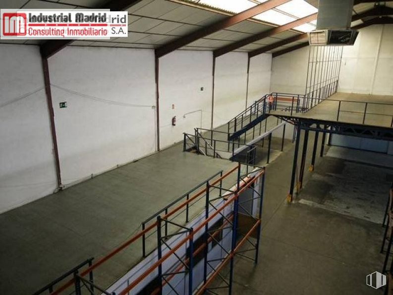 Nave en alquiler y venta en Polígono Industrial El Guijar, Arganda del Rey, Madrid, 28500 con pasillo, piso, edificio, pavimento, casa de campo, metal, pasamano, recinto deportivo, habitación y techo alrededor