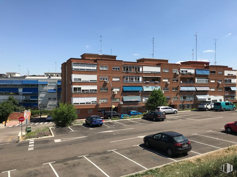 Local en venta en Calle Félix Rodríguez de la Fuente, 3, Algete, Madrid, 28110 con edificio, coche, cielo, planta, propiedad, ventana, vehículo, rueda, superficie de carretera y luz de la calle alrededor