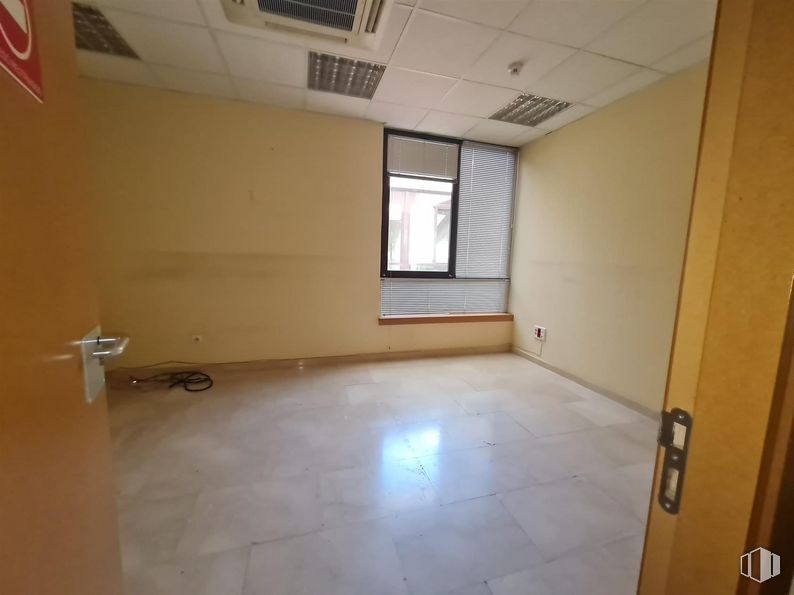 Local en alquiler en Zona centro, Valdemoro, Madrid, 28340 con persiana de la ventana, ventana, propiedad, edificio, accesorio, madera, interiorismo, casa, suelo y suelos alrededor