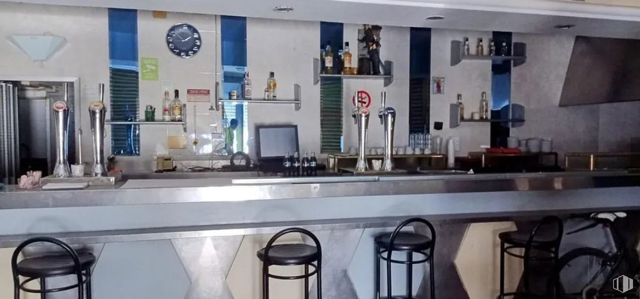 Retail for sale at Calle Doña Romera, Getafe, Madrid, 28901 with stool, interior design, furniture, ceiling, restaurant, bar stool, flooring, countertop, cafeteria and bar around