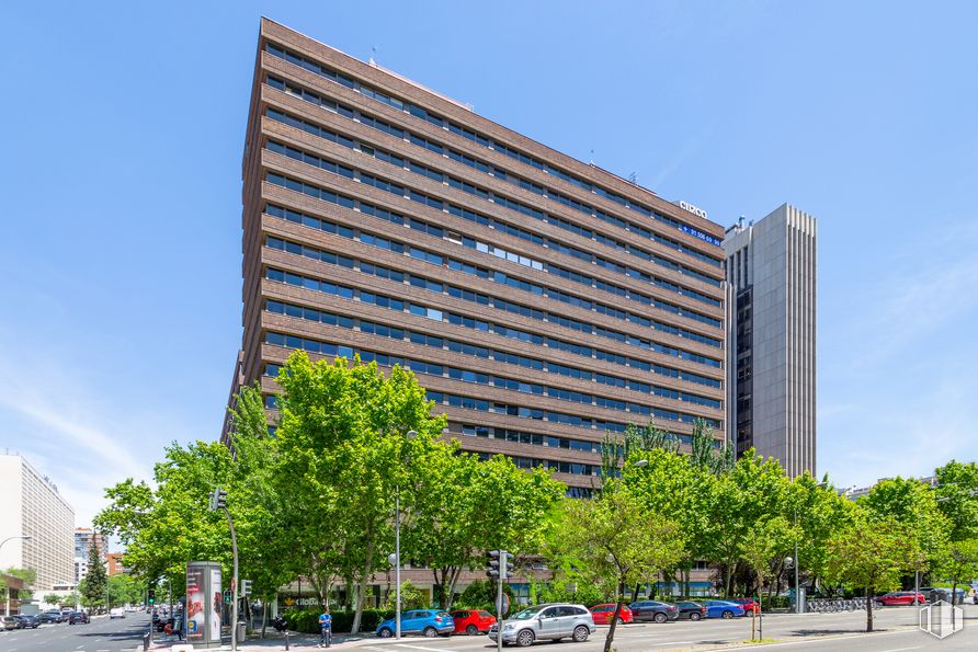 Oficina en alquiler en Edificio Cuzco III, Paseo Castellana, 135, Tetuán, Madrid, 28046 con edificio, cielo, día, propiedad, rueda, rascacielos, bloque de torres, coche, neumático y árbol alrededor