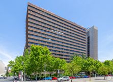 Office for rent at Edificio Cuzco III, Paseo Castellana, 135, Tetuán, Madrid, 28046 with building, sky, daytime, property, wheel, skyscraper, tower block, car, tire and tree around