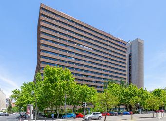 Oficina en alquiler en Edificio Cuzco III, Paseo Castellana, 135, Tetuán, Madrid, 28046 con edificio, cielo, día, propiedad, rueda, rascacielos, bloque de torres, coche, neumático y árbol alrededor