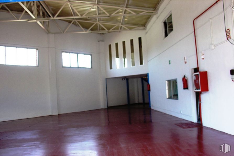 Industrial for rent at Zona industrial, Fuenlabrada, Madrid, 28946 with window, building, wood, hall, interior design, fixture, floor, flooring, art and house around