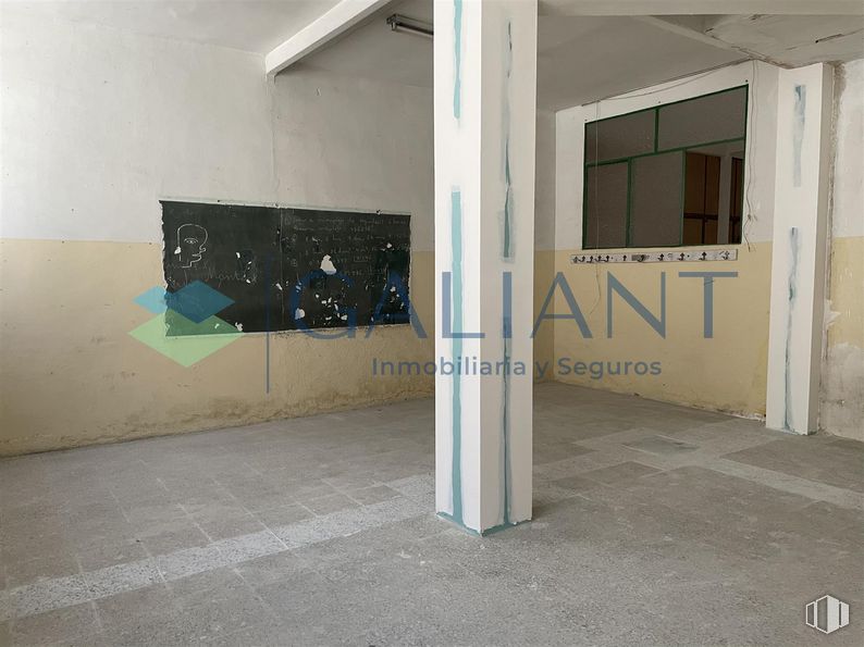 Retail for sale at Zona La Fortuna, Leganés, Madrid, 28917 with window, paint, floor, rectangle, art, flooring, ceiling, concrete, fixture and plaster around