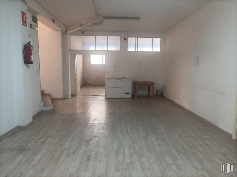 Local en venta en Calle Marcelino Roa Vázquez, Ciudad Lineal, Madrid, 28017 con ventana, ebanistería, edificio, madera, accesorio, casa, suelos, hall, suelo y madera dura alrededor