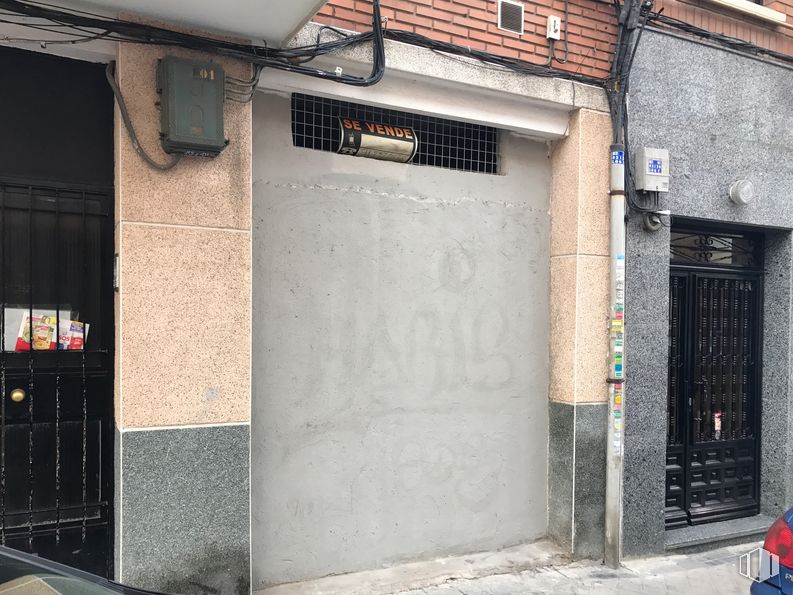 Local en venta en Calle Grafito, 26, Villaverde, Madrid, 28021 con puerta, propiedad, edificio, accesorio, arquitectura, fachada, gas, material compuesto, casa y ladrillo alrededor