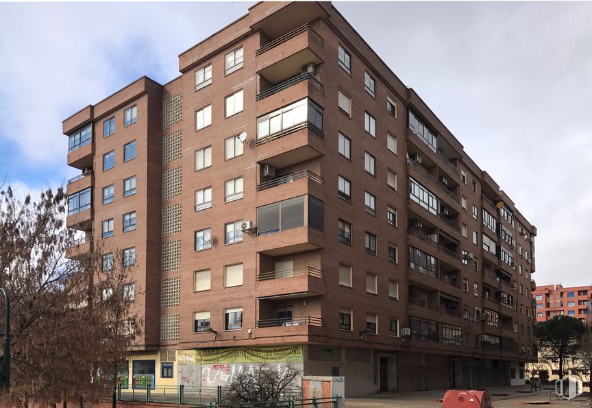 Local en alquiler y venta en Calle Zuloaga, 1, Talavera de la Reina, Toledo, 45600 con edificio, nube, cielo, día, propiedad, ventana, árbol, bloque de torre, arquitectura y diseño urbano alrededor