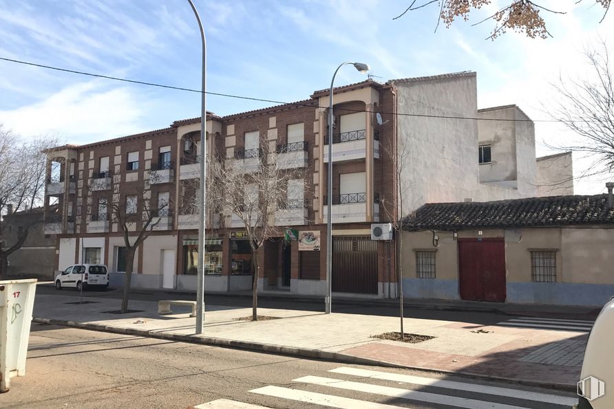 Retail for sale & for rent at Calle Cáceres, 5, Sonseca, Toledo, 45100 with building, cloud, sky, daytime, property, window, tree, street light, urban design and road surface around