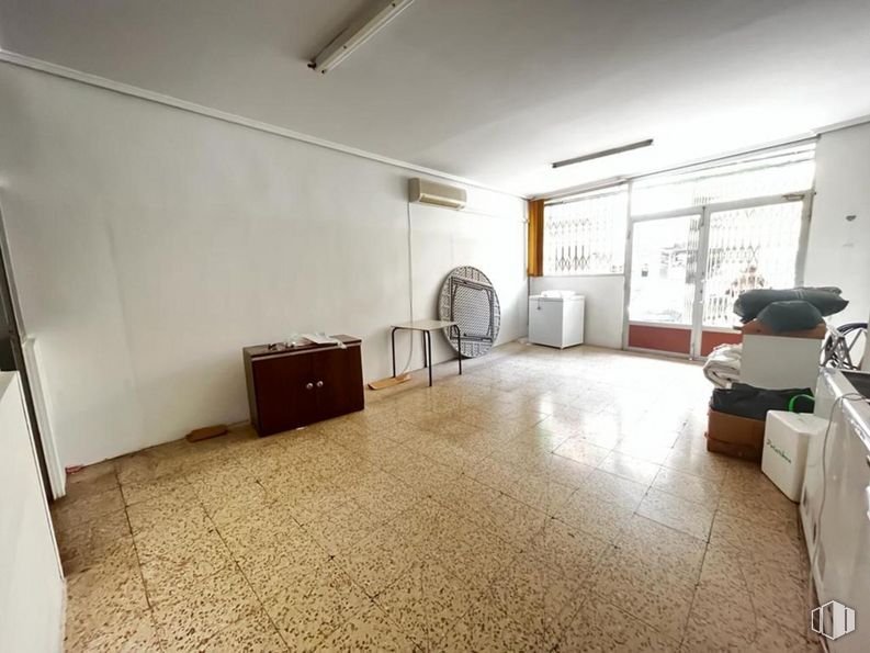 Retail for sale & for rent at Calle Princesa Zaida, Cuenca, 16002 with cabinetry, table, building, wood, television, hall, flooring, floor, hardwood and chair around