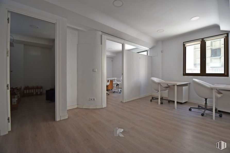 Local en alquiler y venta en Calle Perales, 1, Pinto, Madrid, 28320 con ventana, silla, mesa, propiedad, accesorio, interiorismo, madera, hall, edificio y suelos alrededor