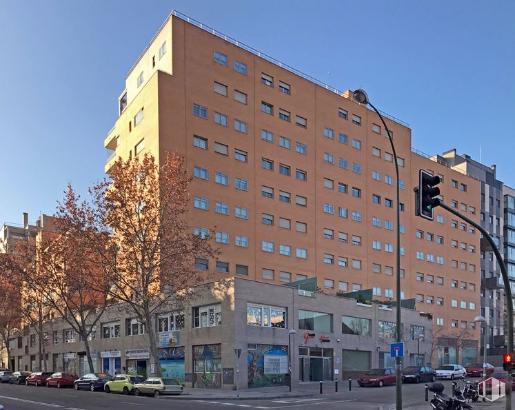 Local en venta en Avenida de Córdoba, 29, Usera, Madrid, 28026 con edificio, semáforo, cielo, ventana, tiempo de día, propiedad, bloque de pisos, árbol, condominio, diseño urbano y luz de la calle alrededor