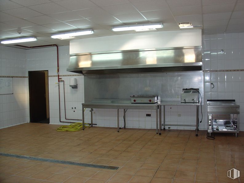 Industrial for rent at Zona Sur Occidental, Fuenlabrada, Madrid, 28946 with table, cabinetry, property, countertop, furniture, building, kitchen, interior design, kitchen appliance and kitchen stove around