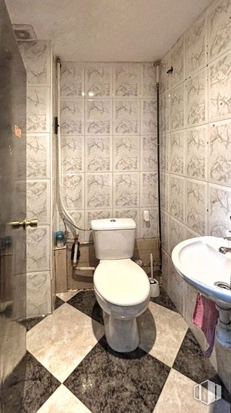 Retail for sale at Casco urbano, Fuencarral - El Pardo, Madrid, 28048 with toilet, sink, property, plumbing fixture, photograph, toilet seat, purple, bathroom, black and interior design around