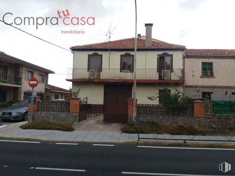 Land for sale at Centro San Cristóbal, San Cristóbal de Segovia, Segovia, 40197 with car, house, sky, cloud, window, plant, building, wheel, asphalt and residential area around