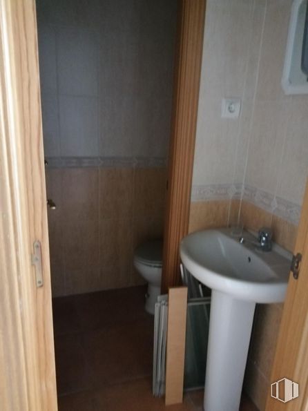 Office for rent at Avenida Constitución, Móstoles, Madrid, 28931 with sink, wardrobe, brown, tap, bathroom sink, plumbing fixture, building, bathroom, fixture and wood around