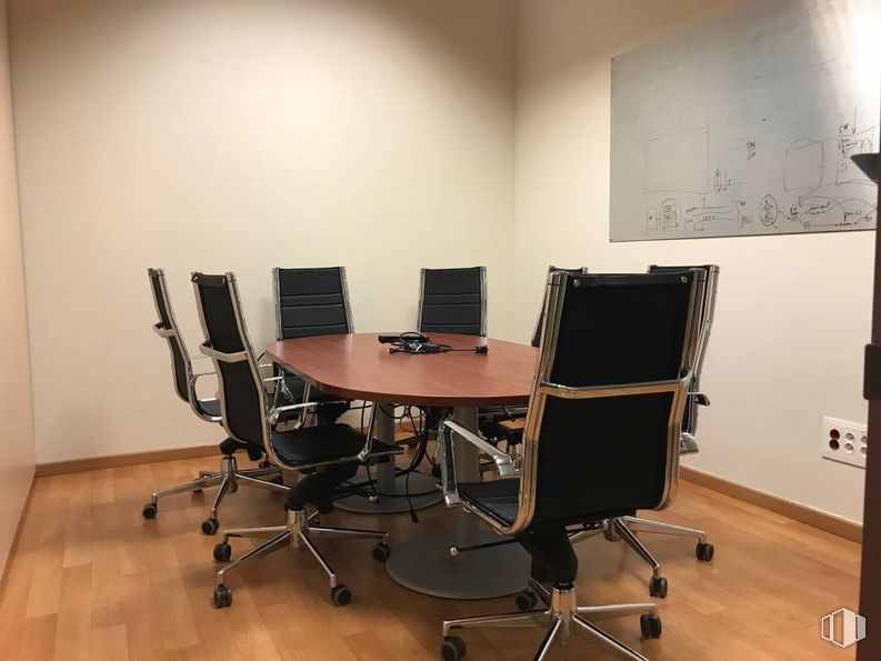 Oficina en venta en Avenida de la Industria, Alcobendas, Madrid, 28108 con silla, mesa, silla de oficina, mueble, escritorio, edificio, madera, diseño de interiores, piso y suelo alrededor