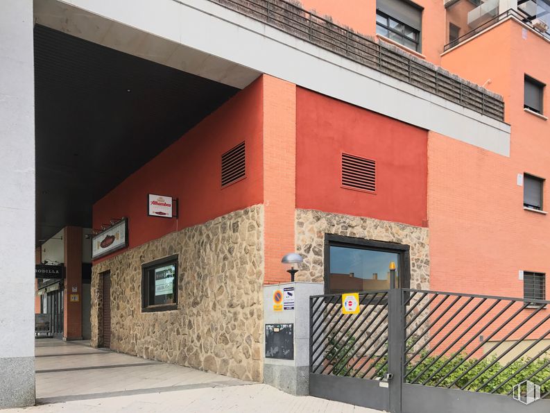 Local en venta en Calle Camilo José Cela, 3, Las Rozas de Madrid, Madrid, 28230 con puerta, ventana, edificio, planta, arquitectura, diseño urbano, madera, ladrillo, barrio y área residencial alrededor