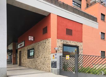 Local en venta en Calle Camilo José Cela, 3, Las Rozas de Madrid, Madrid, 28230 con puerta, ventana, edificio, planta, arquitectura, diseño urbano, madera, ladrillo, barrio y área residencial alrededor