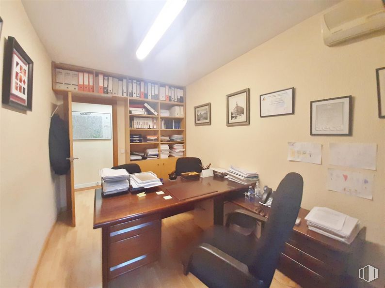 Oficina en venta en Barrio Comillas, Carabanchel, Madrid, 28019 con silla, escritorio, marco, lámpara, alumbrado, mesa, mueble, madera, edificio y silla de oficina alrededor