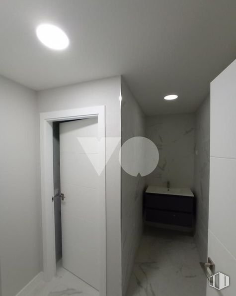 Oficina en alquiler y venta en Avenida Castilla, Torrejón de Ardoz, Madrid, 28830 con puerta, accesorio, edificio, madera, suelos, suelo, madera dura, techo, vidrio y exterior del automóvil alrededor